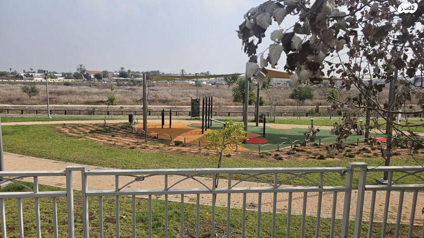 דירת גן, שדרות הרצל, נאות שמיר, יבנה