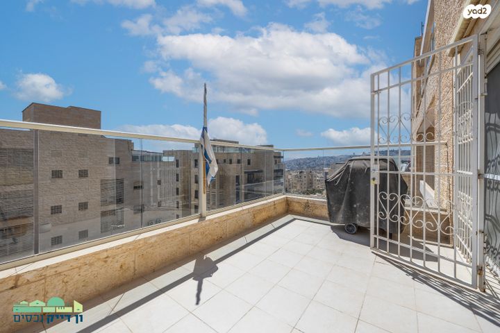 דירת גן, אלעזר מנחם גלרנטר, חומת שמואל, הר חומה, ירושלים