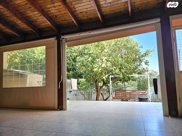 דו משפחתי, כפר ורדים