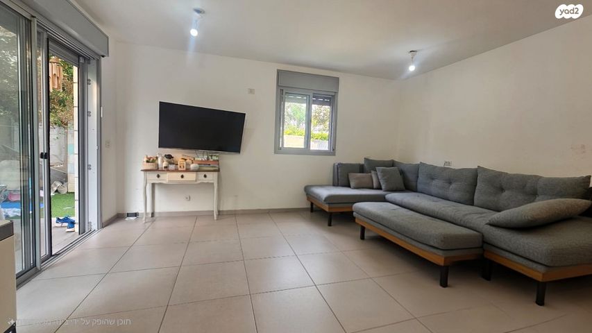 דירת גן, שדרות הרצל, נאות שמיר, יבנה