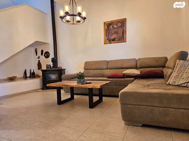 דו משפחתי, כפר ורדים