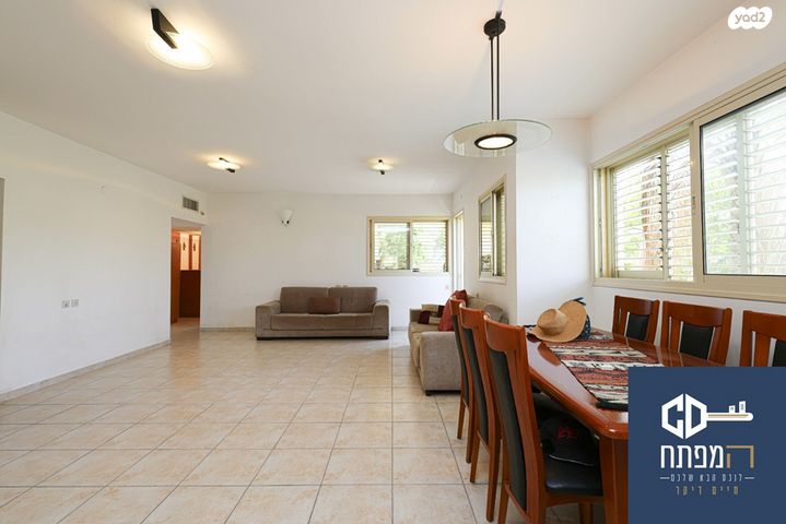 דירה, א.ד. גורדון, הרצליה הצעירה, הרצליה