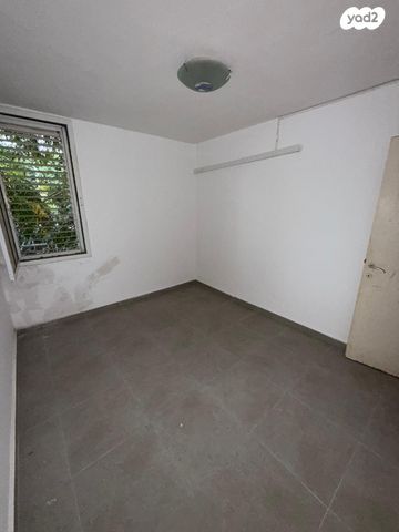 דירת גן, אפרים צור, שקמים ואגמים, אשקלון