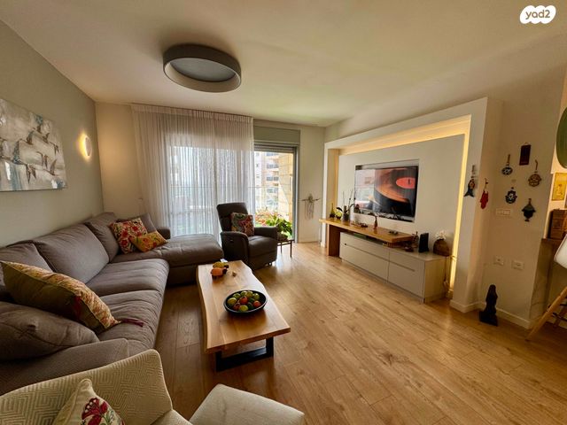 דירה, נחל אלכסנדר, צור יצחק, צור יצחק