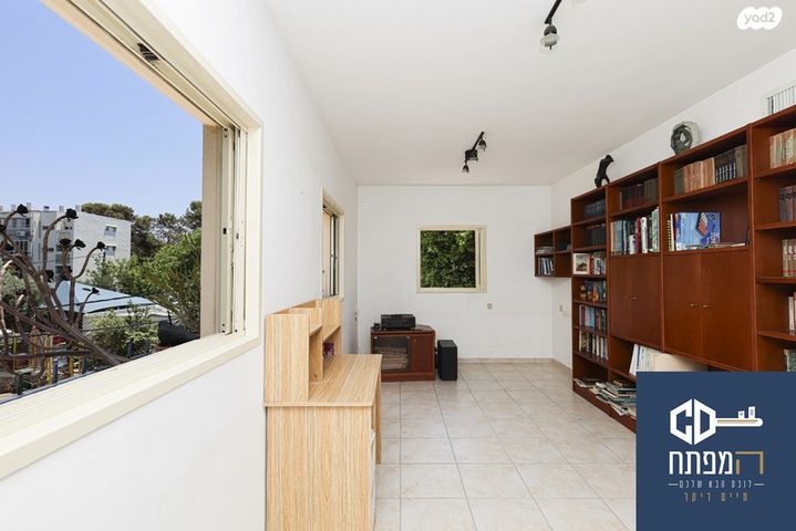 דירה, א.ד. גורדון, הרצליה הצעירה, הרצליה