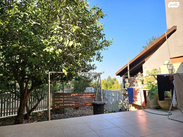 דו משפחתי, כפר ורדים