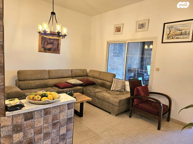 דו משפחתי, כפר ורדים