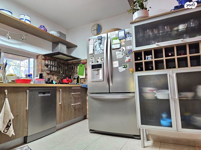 דו משפחתי, כפר ורדים