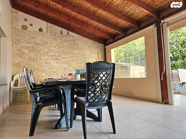 דו משפחתי, כפר ורדים