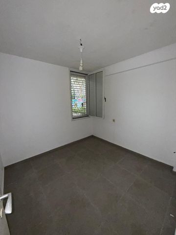 דירת גן, אפרים צור, שקמים ואגמים, אשקלון