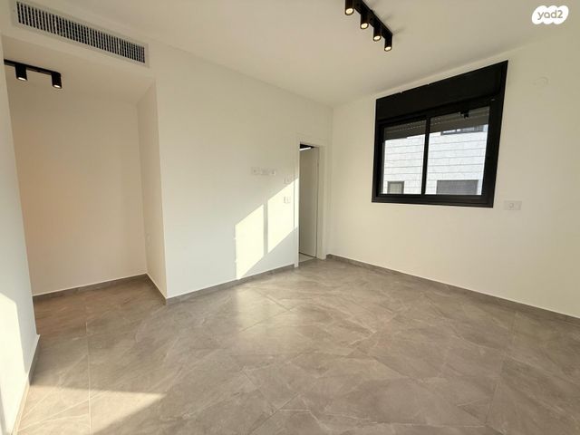 דירה, רפאל איתן, נאות שמיר, רמלה