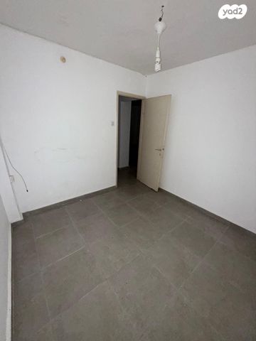 דירת גן, אפרים צור, שקמים ואגמים, אשקלון