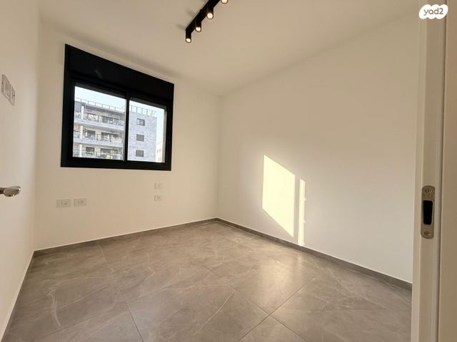 דירה, רפאל איתן, נאות שמיר, רמלה