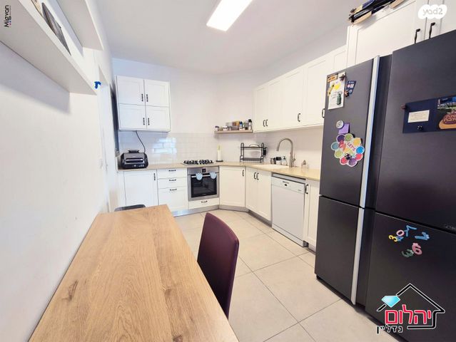 דירה, הזמר העברי, כפר סבא