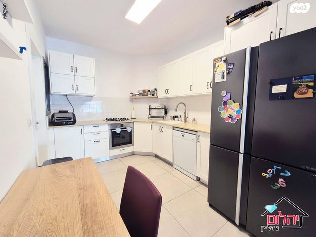 דירה, הזמר העברי, כפר סבא