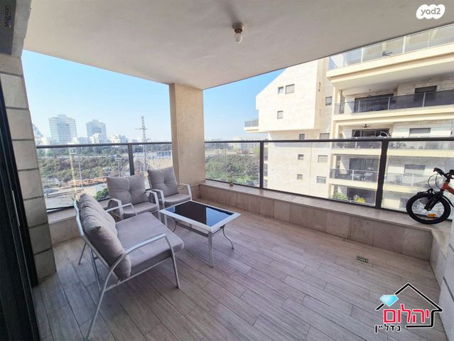 דירה, הזמר העברי, כפר סבא