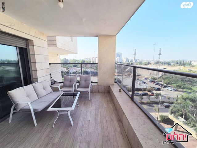 דירה, הזמר העברי, כפר סבא