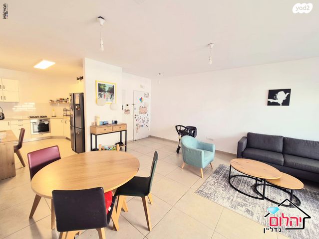 דירה, הזמר העברי, כפר סבא