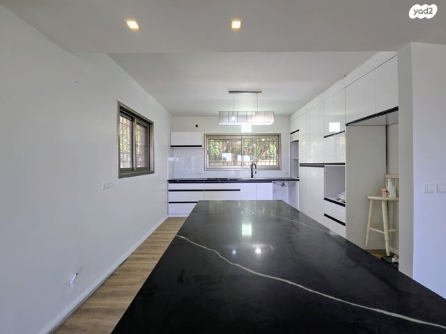 בית פרטי/ קוטג', קדימה צורן