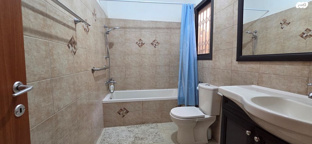 דו משפחתי, אלון, אחוזת ברק