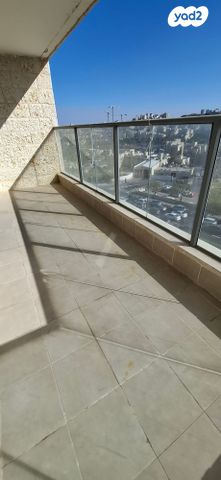 דירה, פרופ' יום טוב עסיס, פסגת זאב, ירושלים