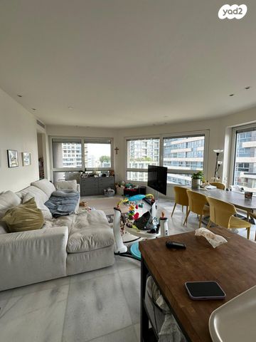 ניסים אלוני 19