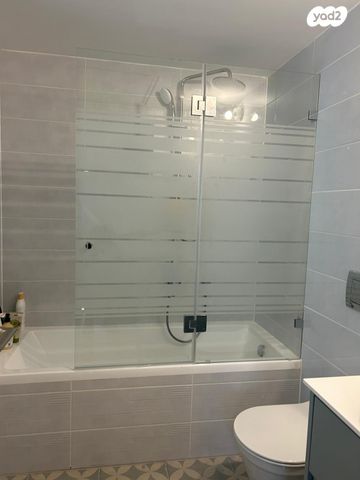 גג/ פנטהאוז, אמנון ליפקין שחק, נוף הטיילת, נתניה