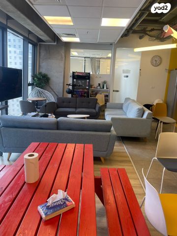 משרדים, יגאל אלון, ביצרון ורמת ישראל, תל אביב יפו