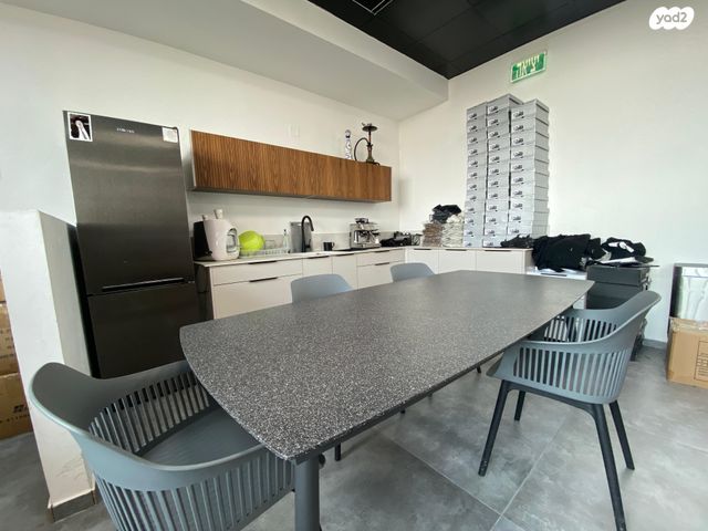 משרדים, יהודי פקיעין, חדרה