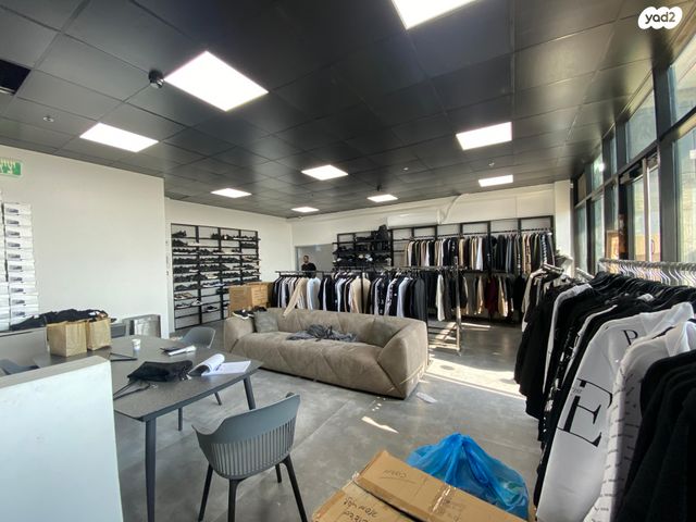 משרדים, יהודי פקיעין, חדרה