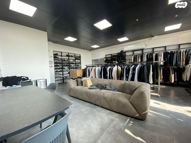 משרדים, יהודי פקיעין, חדרה