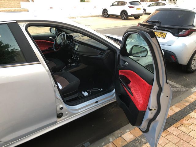 מודעת רכב אלפא רומיאו ג'ולייטה