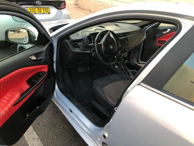 אלפא רומיאו ג'ולייטה