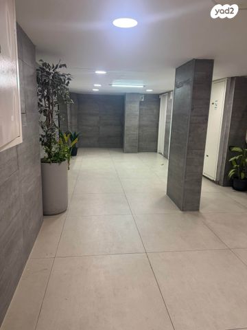 דירה, משה שרת 18, לב העיר, בת ים