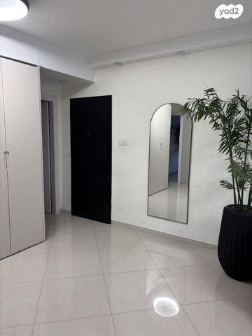 דירת גן, הפרג 12, צמח השדה, מעלה אדומים