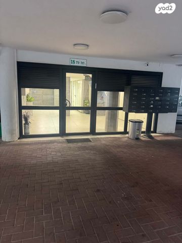 דירה, משה שרת 18, לב העיר, בת ים