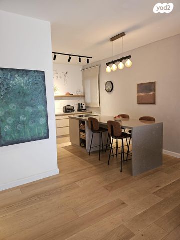 דירת גן, דרור 6, חלומות זכרון, זכרון יעקב