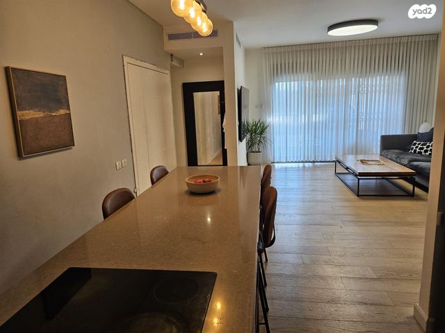 דירת גן, דרור 6, חלומות זכרון, זכרון יעקב