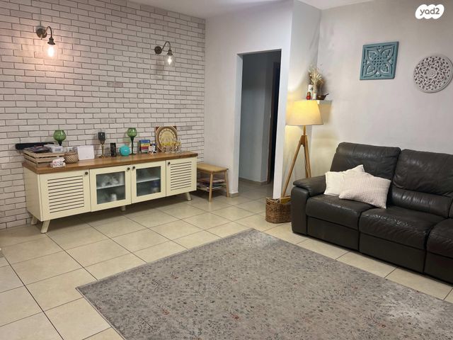 דו משפחתי, הגיתית 98, יקיר, יקיר