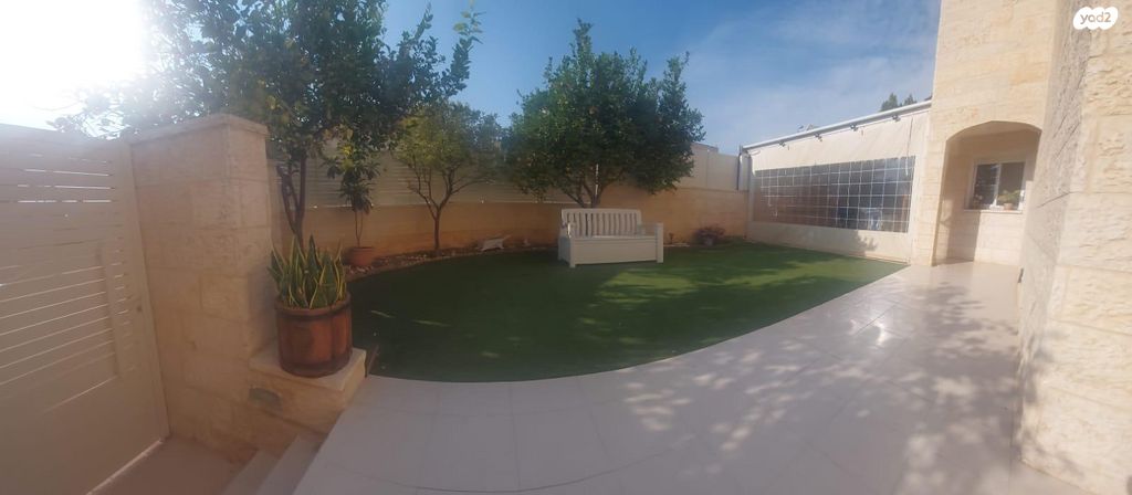 דו משפחתי, נורית 1, גבע בנימין, אדם - גבע בנימין