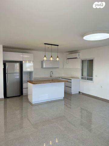 האירוסים 104