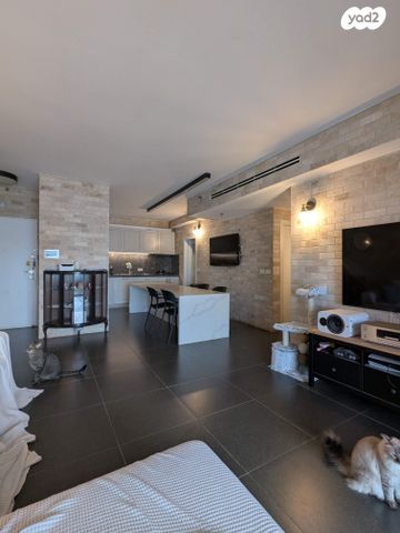 דירה, רב אלוף דן שומרון 15, קרית קריניצי, רמת גן