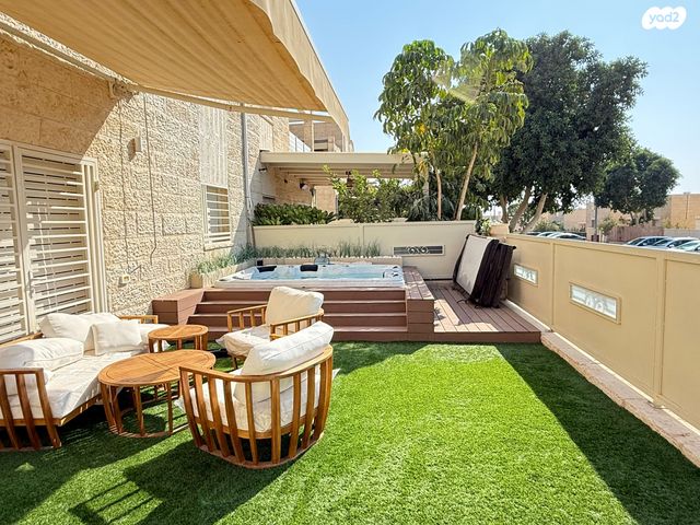 דו משפחתי, הערבה, צמח השדה, מעלה אדומים