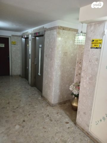 דירה, אורי צבי גרינברג, בן גוריון, חולון