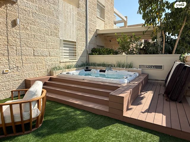 דו משפחתי, הערבה, צמח השדה, מעלה אדומים