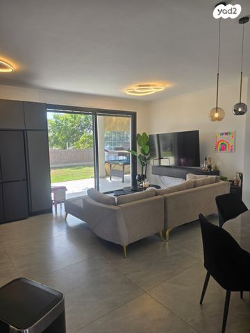 דו משפחתי, המעגל 22, הוד השרון