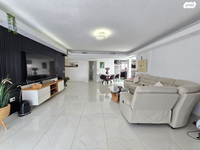 גג/ פנטהאוז, דוד צדוק, בן גוריון, חולון