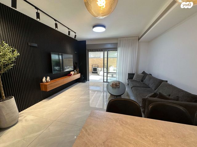 דירת גן, דוכיפת, הציפורים, מודיעין מכבים רעות