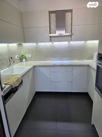 גג/ פנטהאוז, הרצל 82, עצמאות יוספטל, בת ים