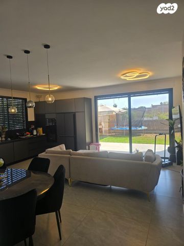 דו משפחתי, המעגל 22, הוד השרון